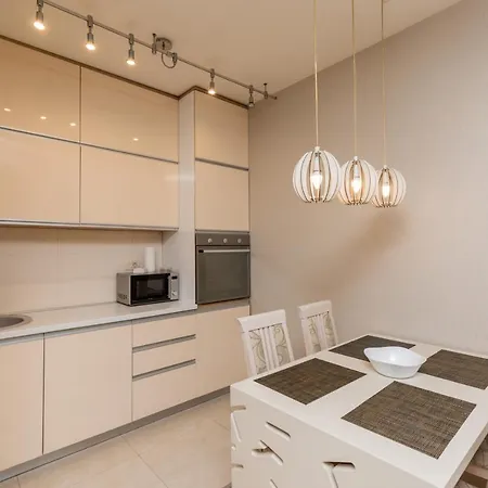 Compass With Garage Space פודגוריצה